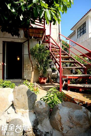 Museum Traveler'S Bnb Sanzhi Exterior photo